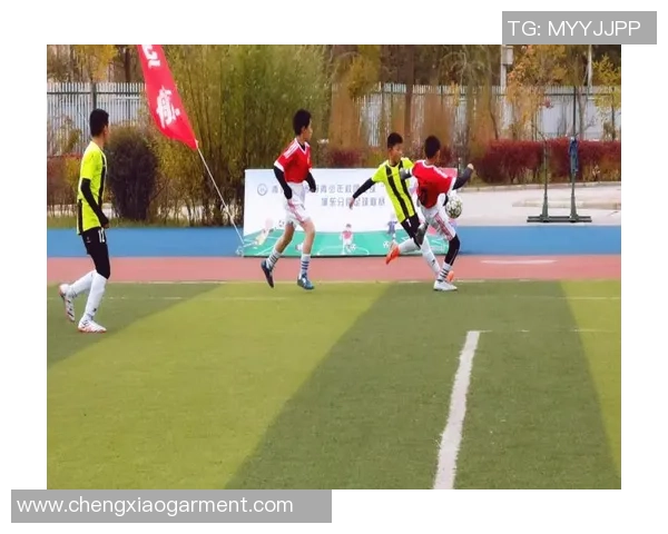 以足球球星小人形象展现绿茵激情与青春活力的精彩瞬间