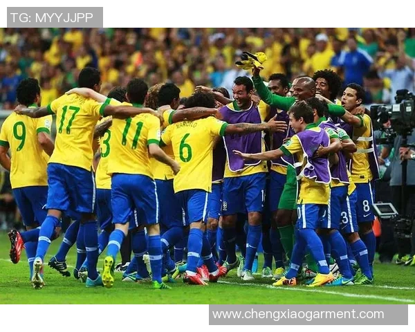 全球足球巨星汇聚一堂 十大顶级球员风采展示