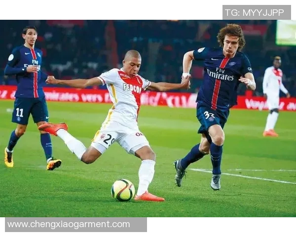 足球巨星的浪漫情缘与成长之路 揭示荣耀背后的爱情故事